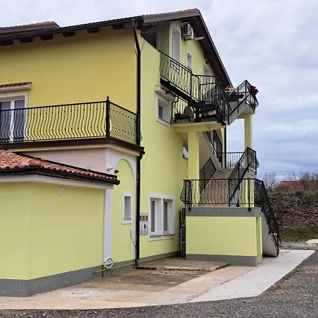 Emily Apartman *